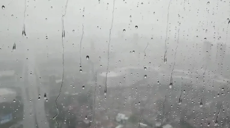 Ruas de João Pessoa alagadas durante tempestade com risco de enxurradas.