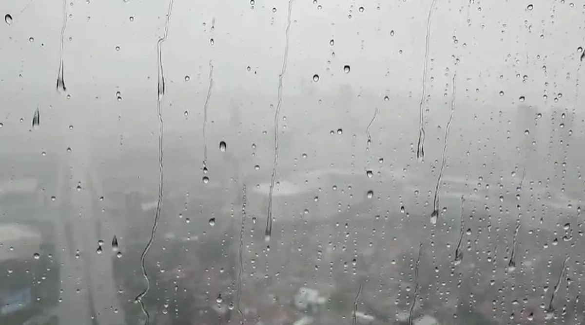 Ruas de João Pessoa alagadas durante tempestade com risco de enxurradas.