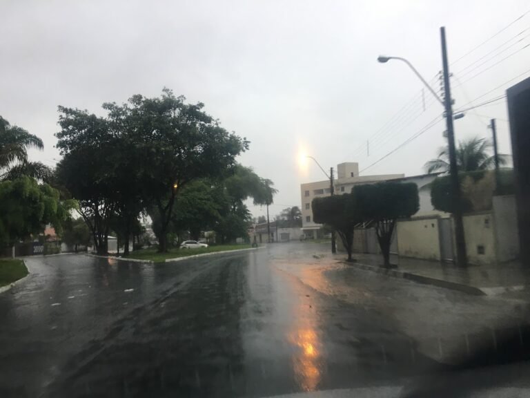 Céu nublado e escuro sobre cidade paraibana, anunciando chuva intensa