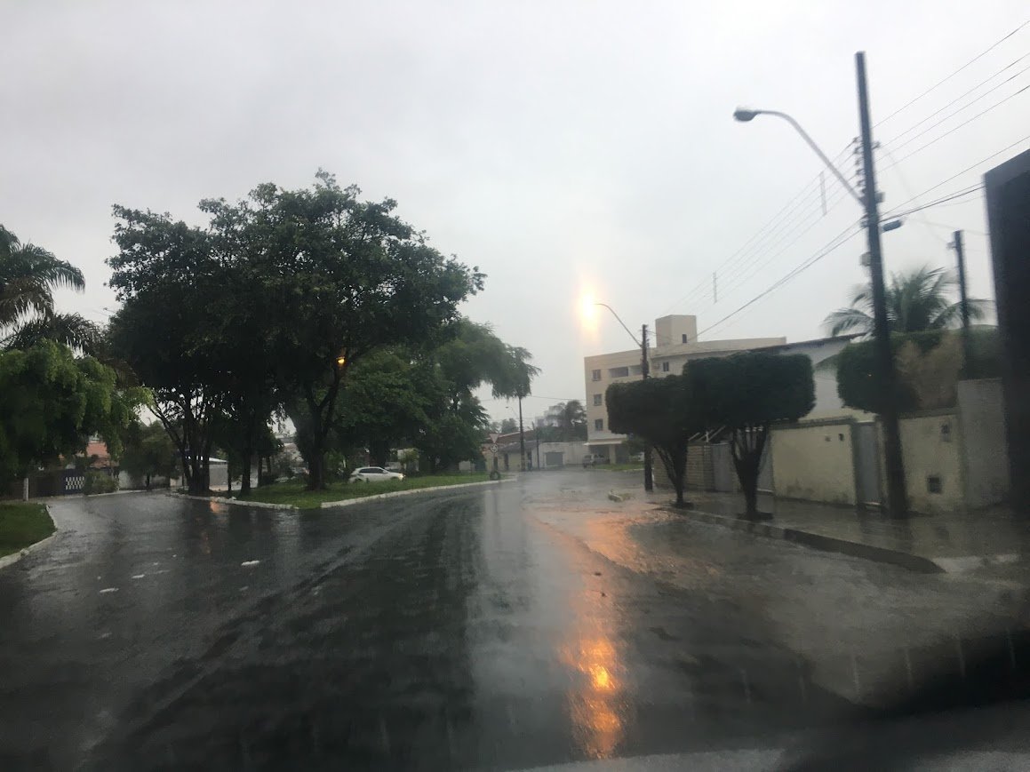Céu nublado e escuro sobre cidade paraibana, anunciando chuva intensa