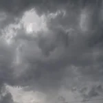 Céu nublado e escuro sobre a cidade de João Pessoa, Paraíba, indicando a iminência de chuvas severas.