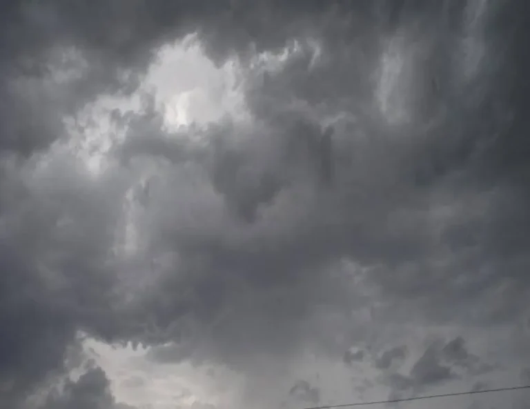 Céu nublado e escuro sobre a cidade de João Pessoa, Paraíba, indicando a iminência de chuvas severas.