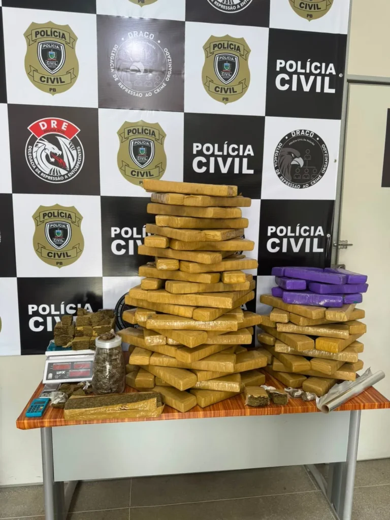 Pacotes de maconha apreendidos pela polícia em um apartamento em Campina Grande.