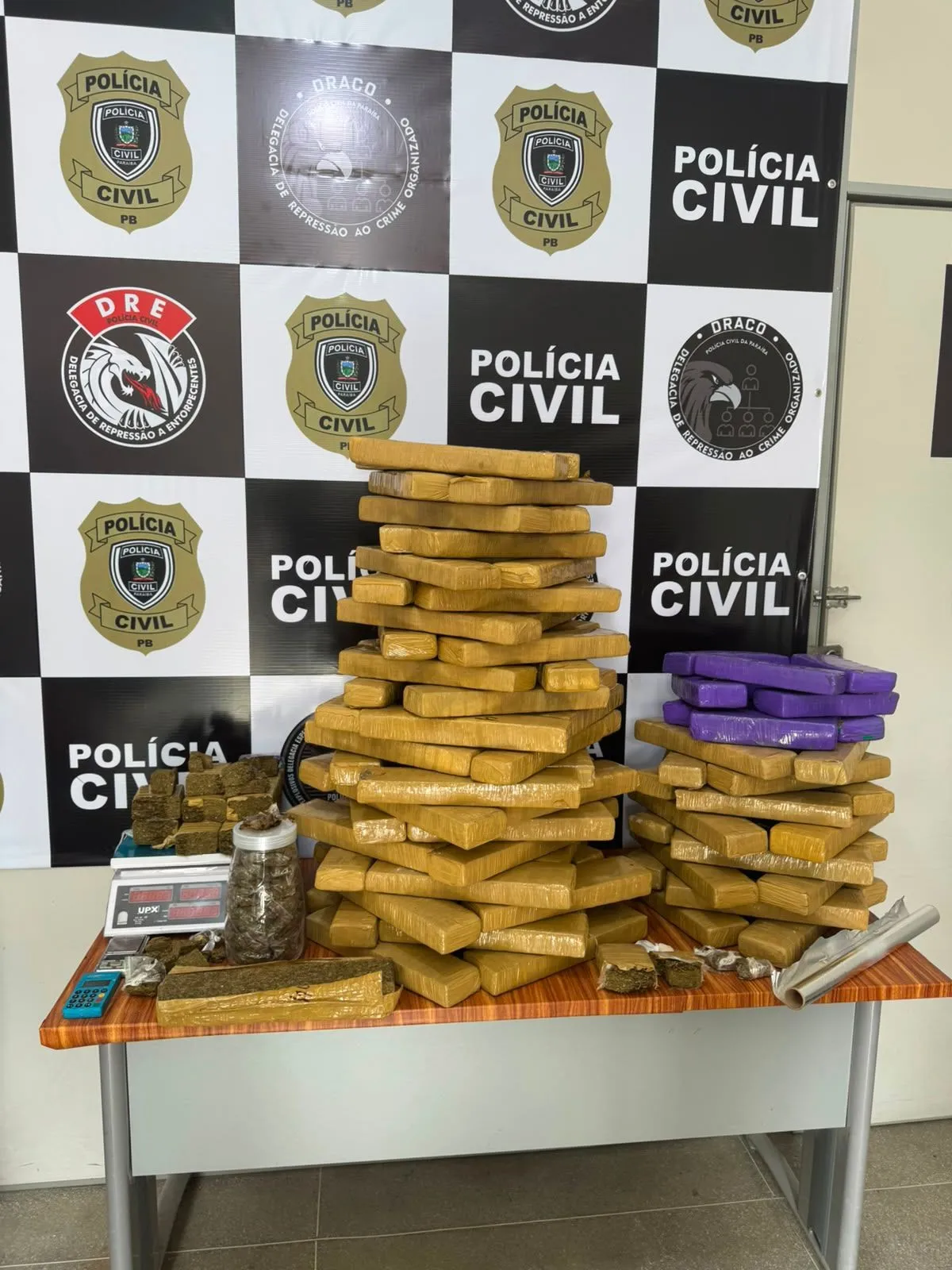 Pacotes de maconha apreendidos pela polícia em um apartamento em Campina Grande.