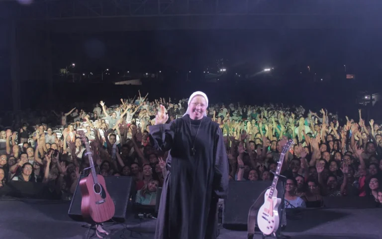 Irmã Kelly Patrícia se apresenta no palco principal do São João de Campina Grande durante o Arraiá do Crescer
