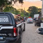 Cena de crime em João Pessoa com presença policial e equipe de perícia após ataque a tiros.