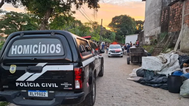 Cena de crime em João Pessoa com presença policial e equipe de perícia após ataque a tiros.