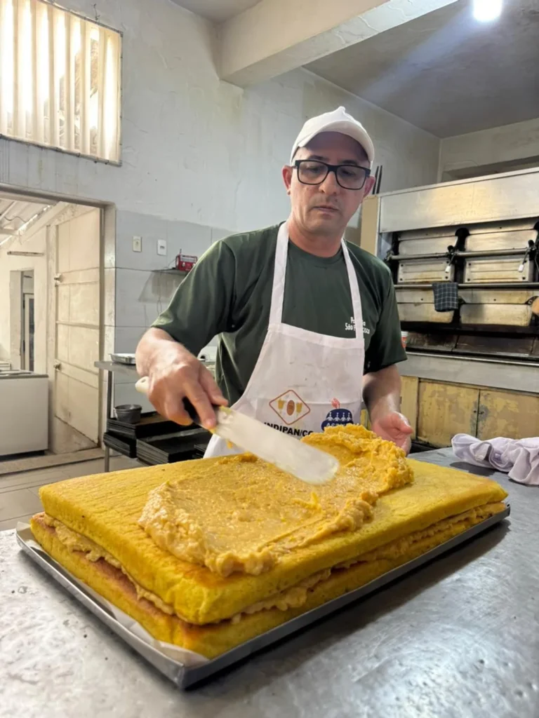 Equipe finalizando a montagem do Maior Bolo de Milho do Mundo em Campina Grande