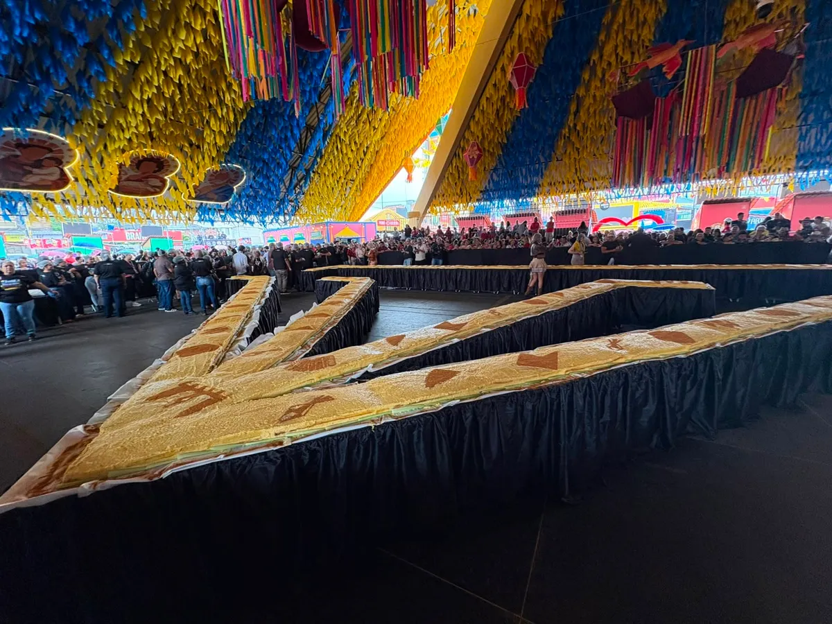 Bolo de milho gigante e quadrilha junina em Campina Grande quebrando recordes nacionais.