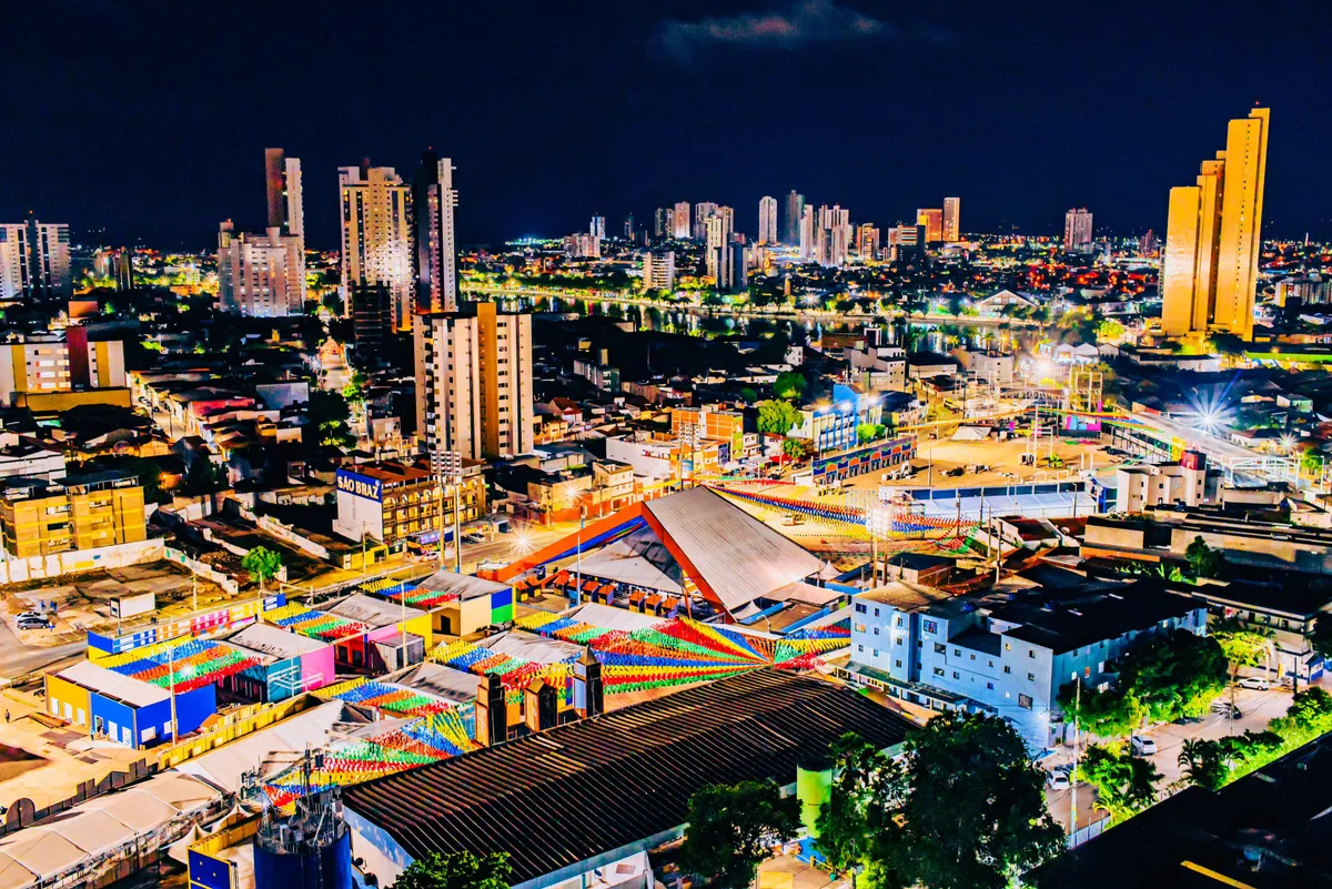 Multidão celebrando no Parque do Povo em Campina Grande durante o São João 2026