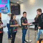 Profissionais de saúde abordam turistas no aeroporto de Campina Grande com informações preventivas.