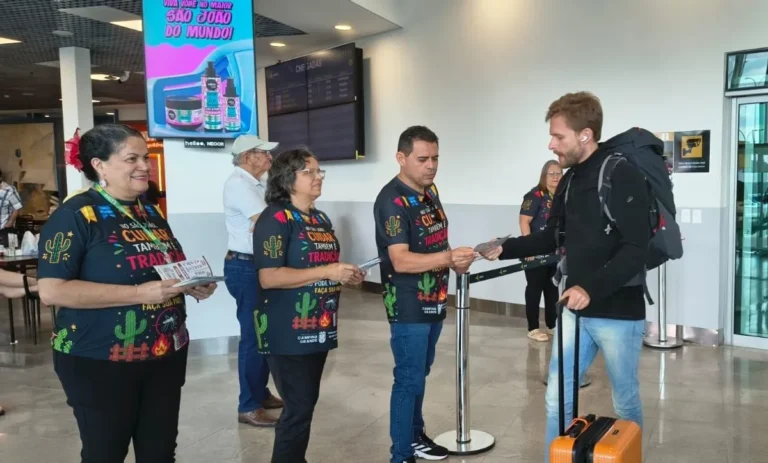 Profissionais de saúde abordam turistas no aeroporto de Campina Grande com informações preventivas.