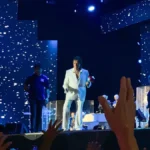 Casal celebra a chegada para assistir ao show de Roberto Carlos em Campina Grande.