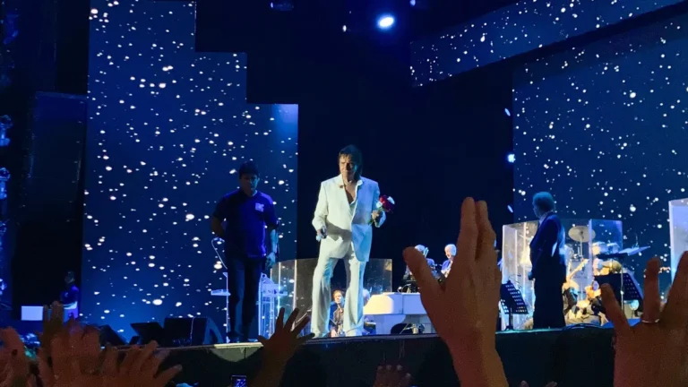 Casal celebra a chegada para assistir ao show de Roberto Carlos em Campina Grande.