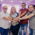 Cícero Lucena aperta mãos de liderança política local em evento no interior da Paraíba