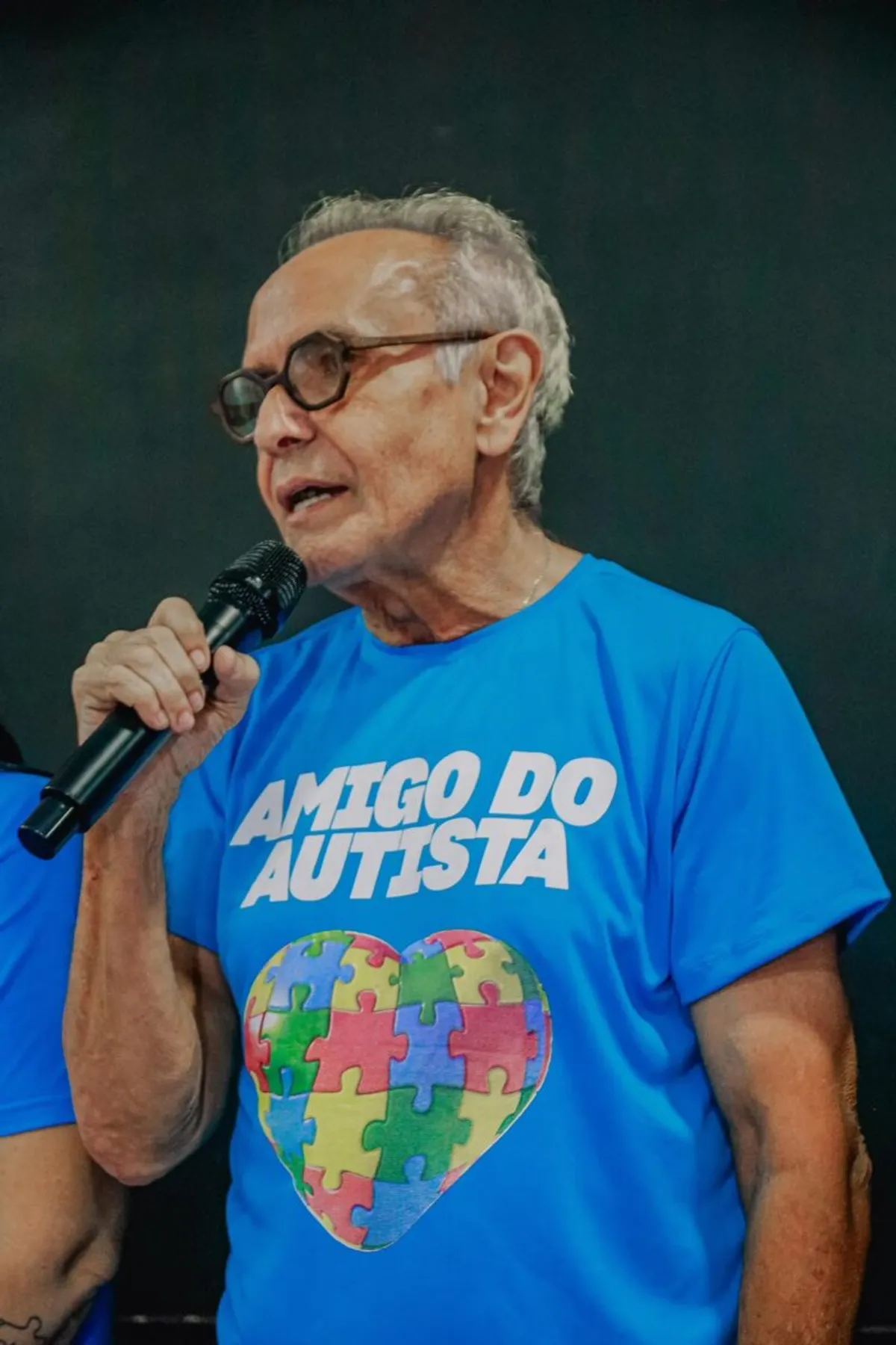 Cícero Lucena em evento público, sorrindo e gesticulando.