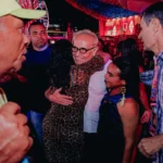Cícero Lucena interage com a população no São João de Campina Grande, defendendo a festa como política de estado.
