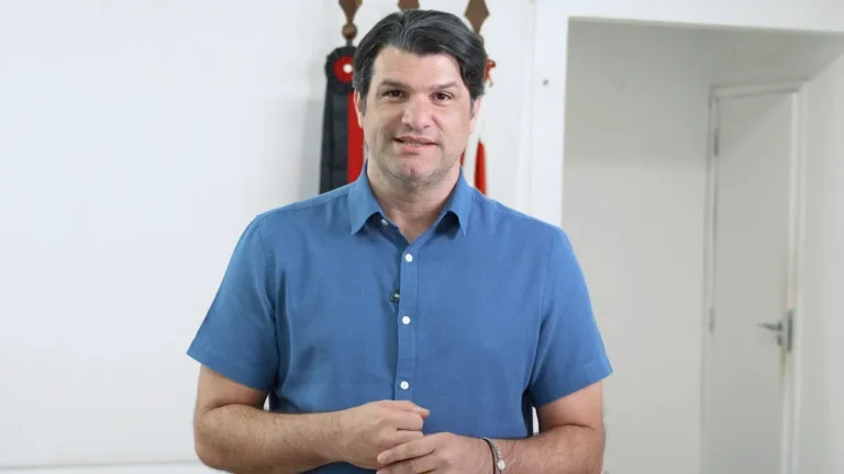 Caminhão de coleta de lixo em João Pessoa com a frente aberta
