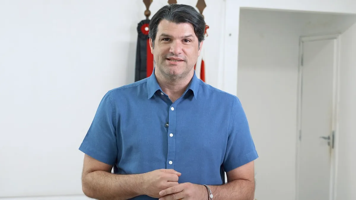 Caminhão de coleta de lixo em João Pessoa com a frente aberta