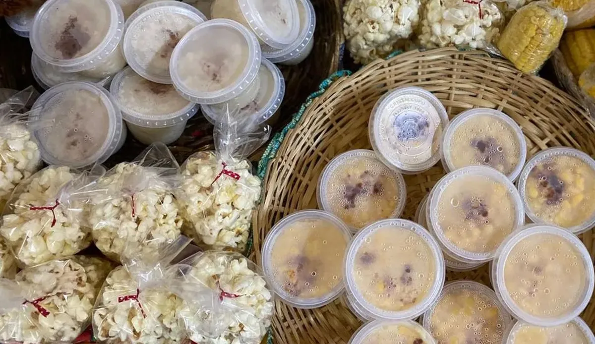 Mesa com diversas comidas típicas de festa junina em João Pessoa, com destaque para pamonha e pastéis.
