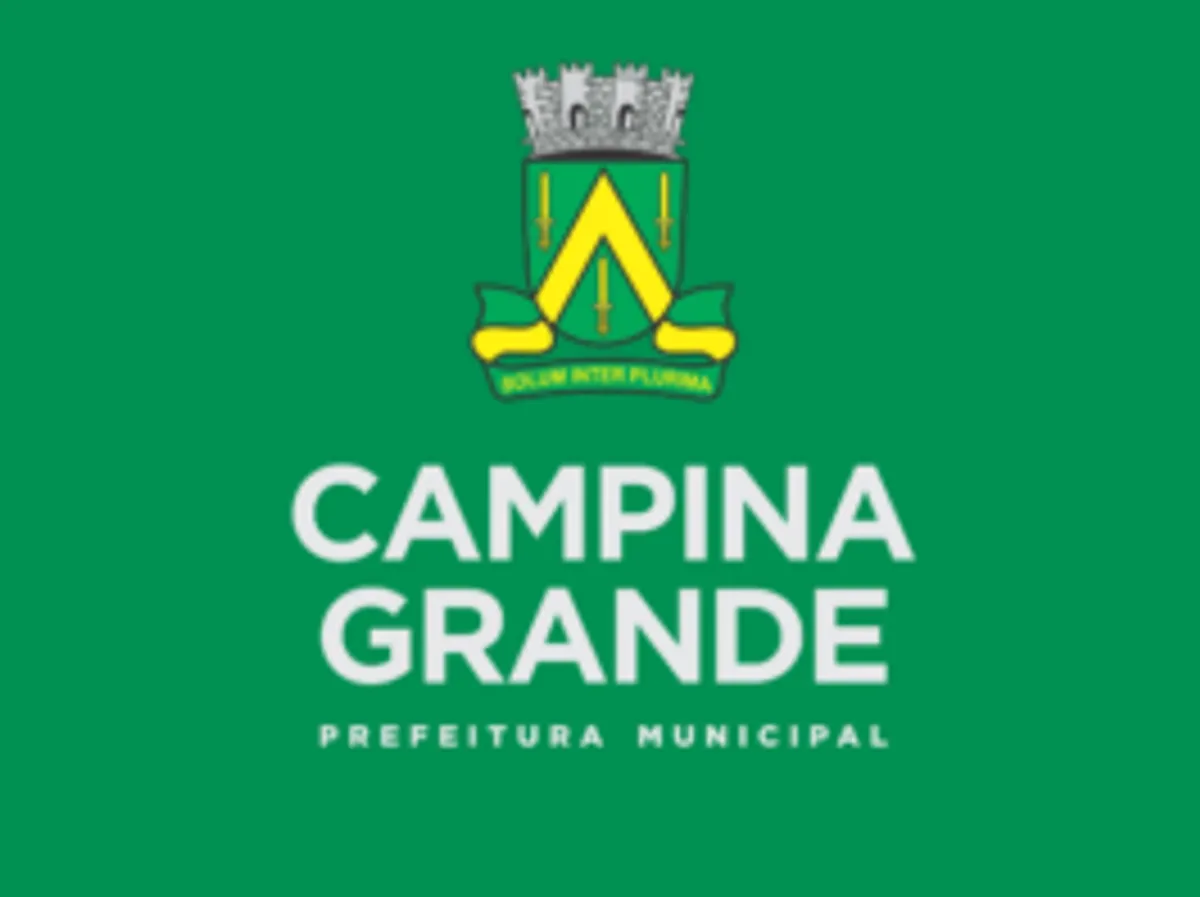 Prédio da Prefeitura de Campina Grande com pessoas transitando
