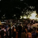 Cortejo fúnebre de jovens mortos em ataque a tiros em João Pessoa, sob escolta policial e acompanhado por familiares e comunidade.