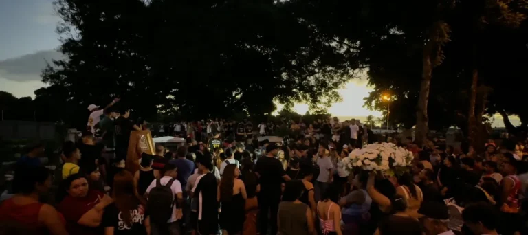 Cortejo fúnebre de jovens mortos em ataque a tiros em João Pessoa, sob escolta policial e acompanhado por familiares e comunidade.
