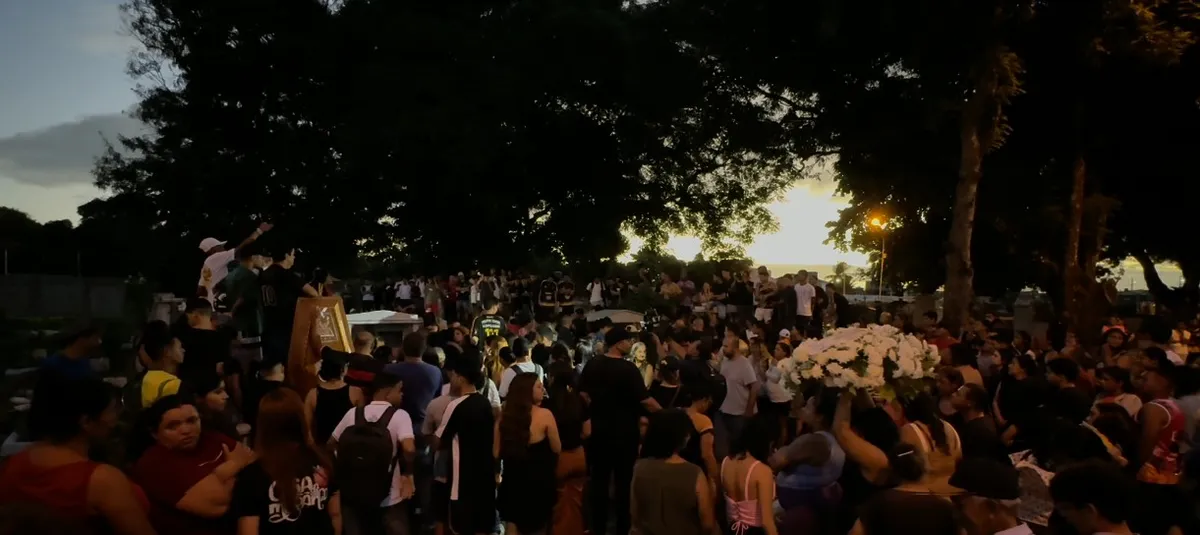 Cortejo fúnebre de jovens mortos em ataque a tiros em João Pessoa, sob escolta policial e acompanhado por familiares e comunidade.