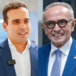 Cena de campanha eleitoral em Campina Grande, Paraíba, com candidatos e eleitores em interação.