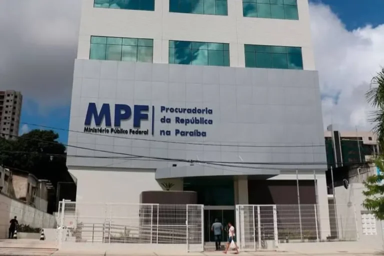 Trabalhadores rurais em frente a usina de açúcar abandonada, simbolizando violações de direitos humanos durante a ditadura militar.