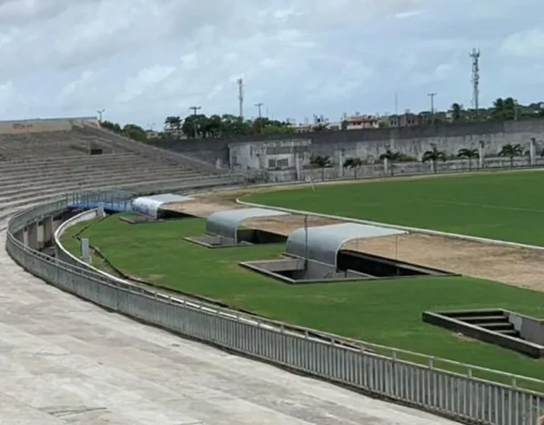 Campo de futebol desgastado e irregular no Estádio Almeidão
