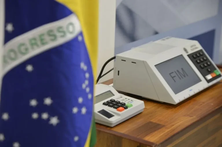 Jornalistas assistindo a um webinar sobre cobertura das Eleições 2026 na Paraíba.