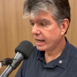 Deputado federal Ruy Carneiro falando em entrevista coletiva sobre as eleições de 2026.