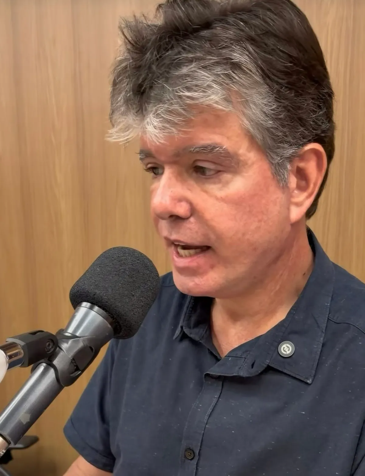 Deputado federal Ruy Carneiro falando em entrevista coletiva sobre as eleições de 2026.