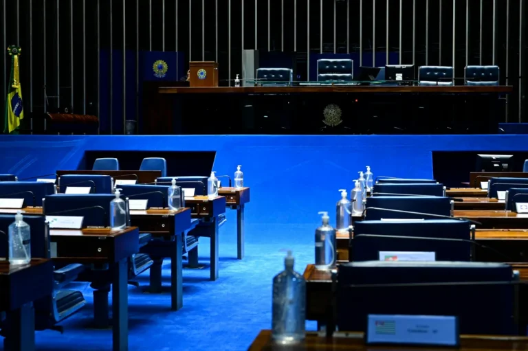Edifício do Congresso Nacional em Brasília ao amanhecer com políticos paraibanos em discussão