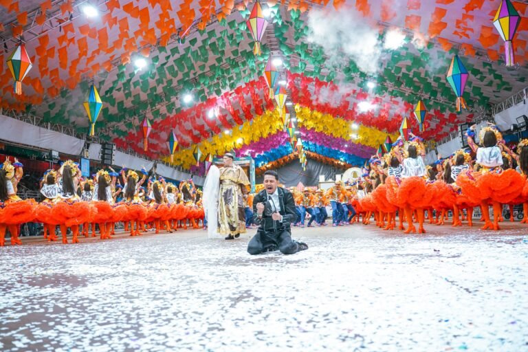 Apresentação vibrante de quadrilha junina durante o Paraíba Junino, com dançarinos em trajes coloridos e público animado.
