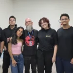 Estudantes universitários comemoram vitória em competição internacional de desenvolvimento de jogos digitais.