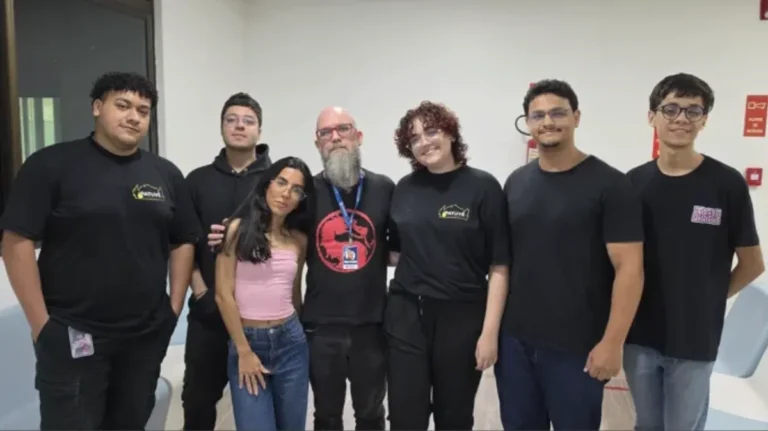 Estudantes universitários comemoram vitória em competição internacional de desenvolvimento de jogos digitais.