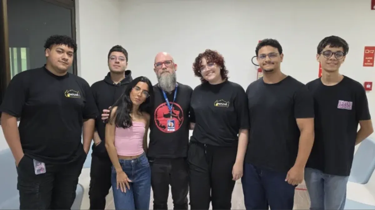 Estudantes universitários comemoram vitória em competição internacional de desenvolvimento de jogos digitais.