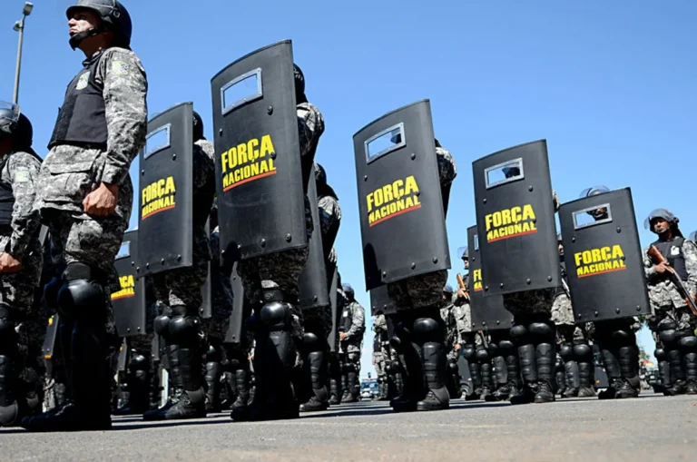 General do Exército e presidente do TRE-PB em reunião estratégica sobre segurança eleitoral.