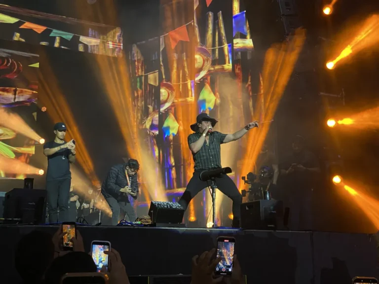 Multidão no Parque do Povo durante o São João de Campina Grande 2026, com artistas no palco.