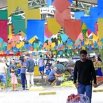 Festival do Milho em João Pessoa com barracas de venda e público