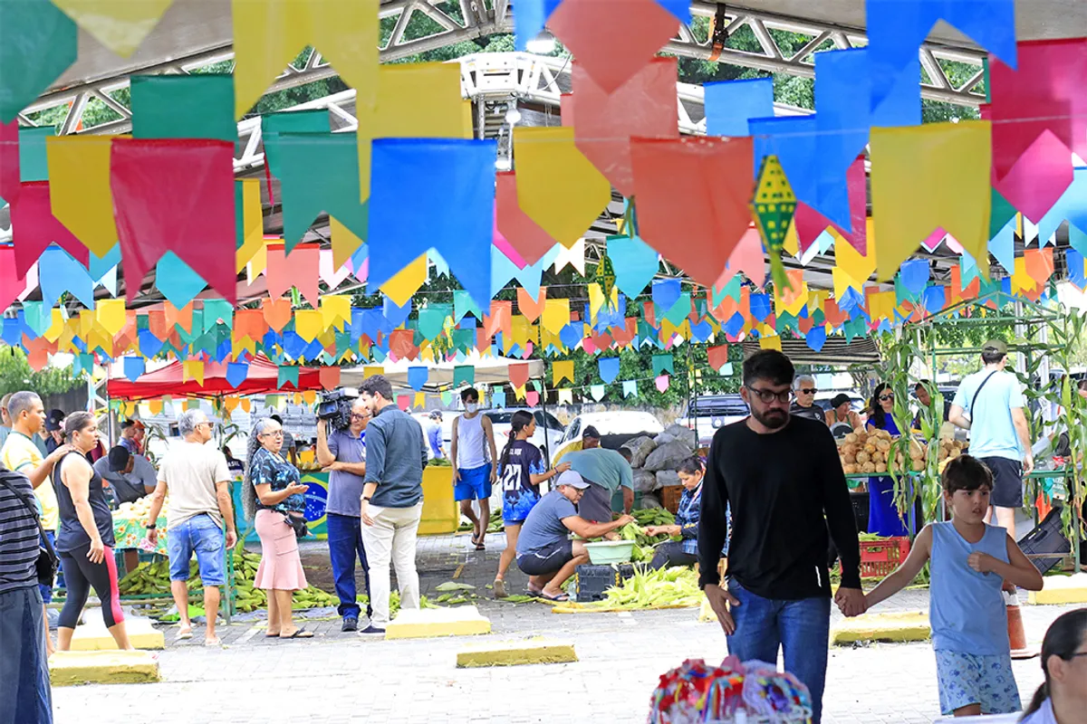 Festival do Milho em João Pessoa com barracas de venda e público