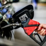 Motoristas observam os preços em um posto de gasolina em João Pessoa, refletindo a variação recente.