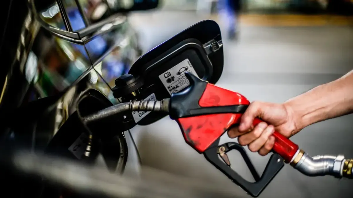Motoristas observam os preços em um posto de gasolina em João Pessoa, refletindo a variação recente.