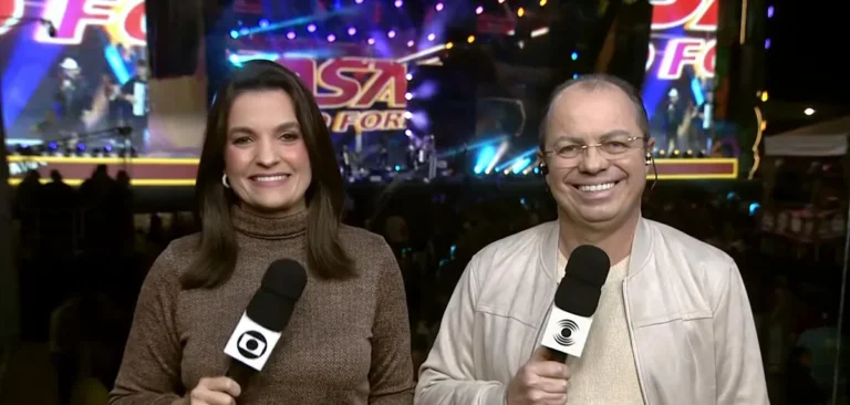 Larissa Pereira e Carlos Siqueira apresentando o JPB2 ao vivo do estúdio de vidro no Parque do Povo durante o Maior São João do Mundo em Campina Grande.