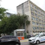 Servidor público recebe documentos relacionados ao pagamento do 13º salário.