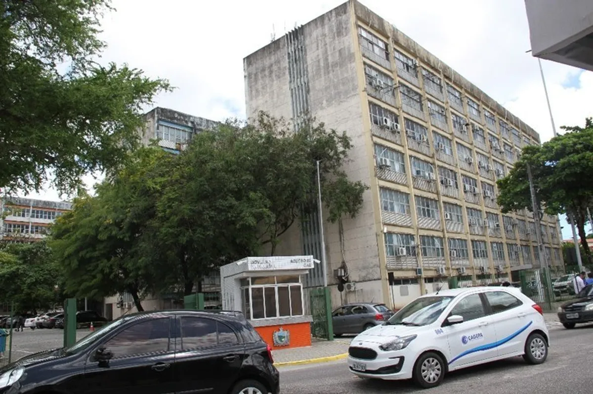 Servidor público recebe documentos relacionados ao pagamento do 13º salário.