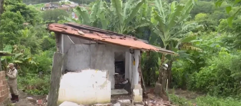 Corpo desenterrado em quintal residencial em Campina Grande