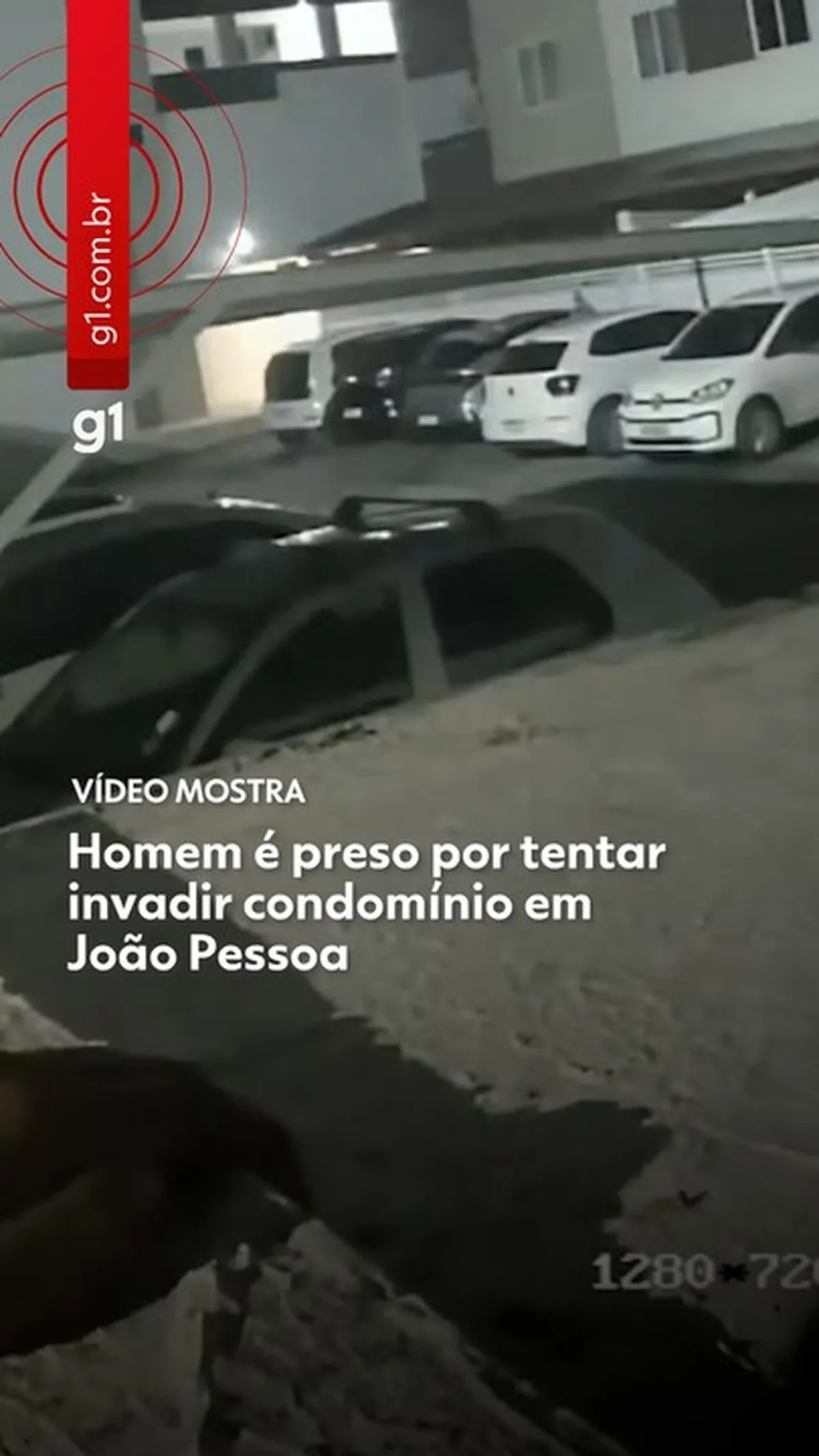 Homem sendo preso pela Guarda Civil após tentar invadir condomínio em João Pessoa.